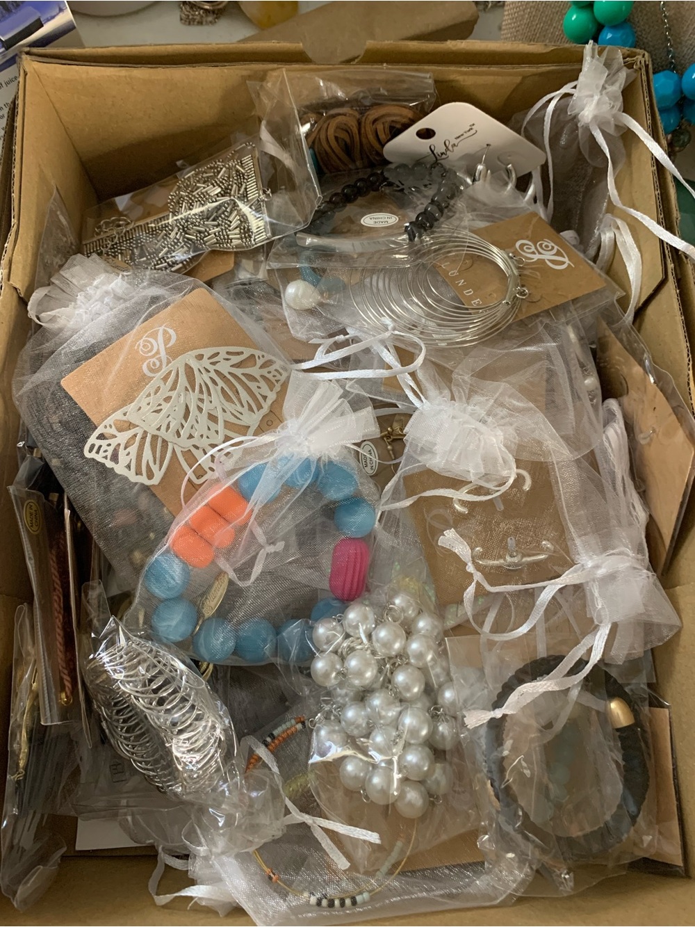 Plunder - Mixed assortment of Jewerly 56 pieces.